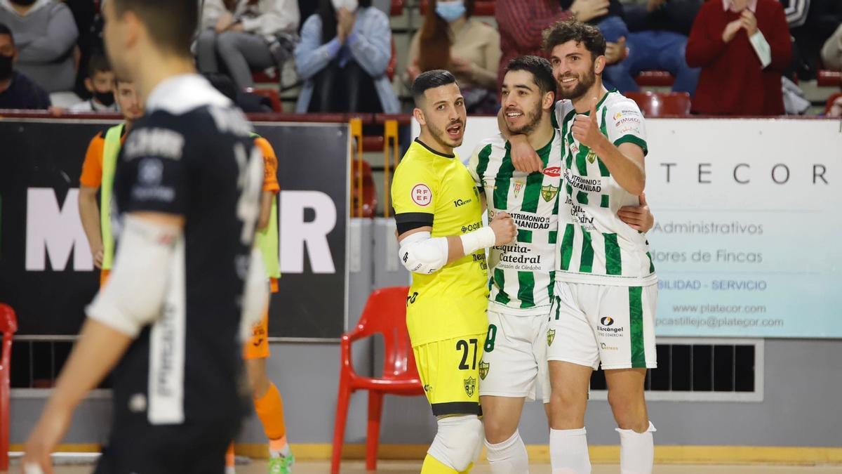 Cristian Ramos celebra un gol junto a Lucas Perín y Zequi en Vista Alegre.