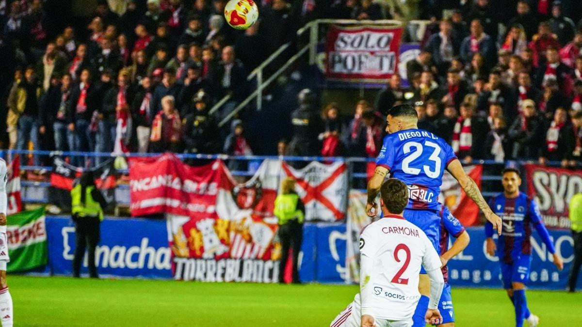 Dieguito salta un balón en el partido de Copa con mucho público.