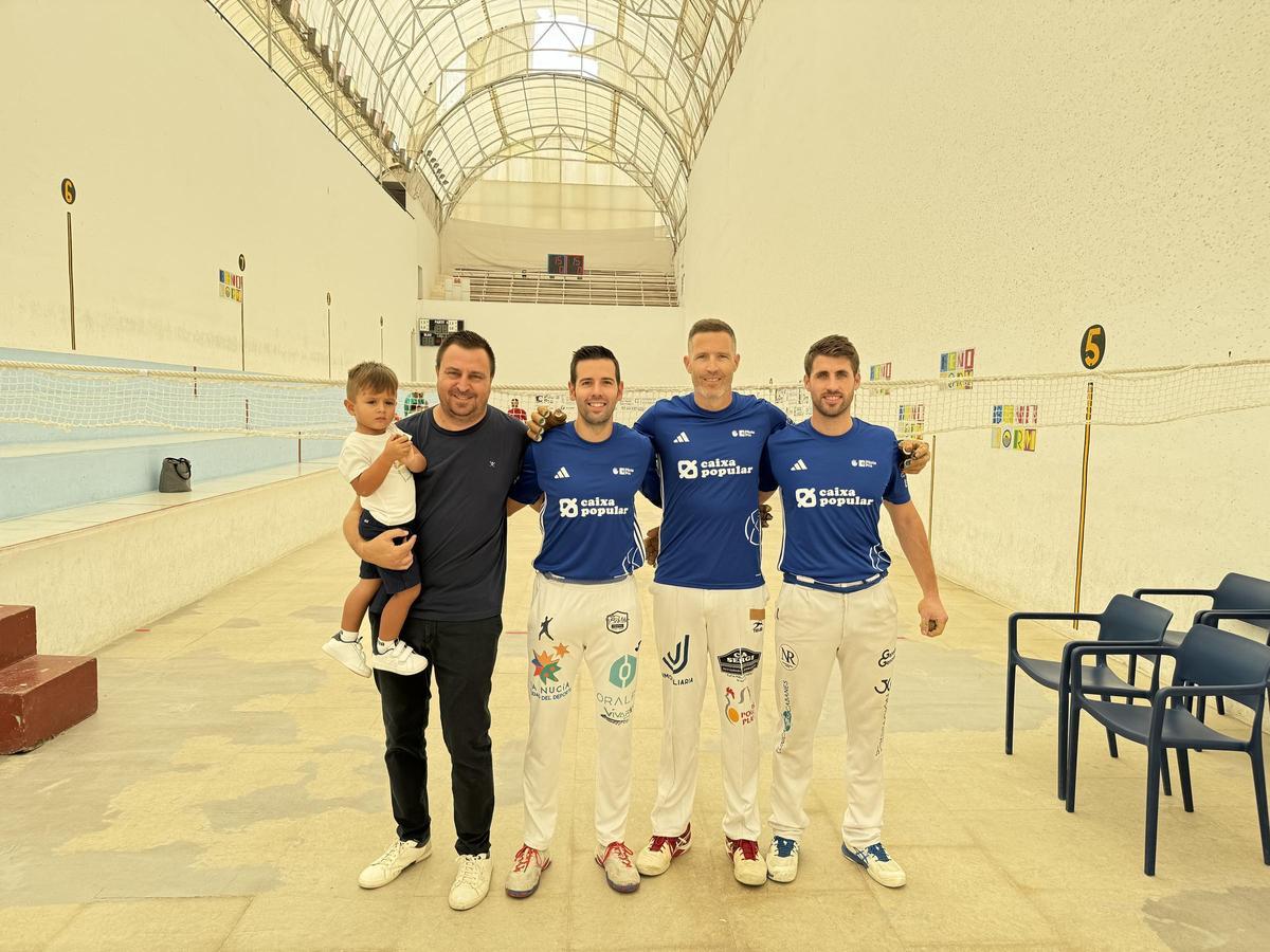 Los tres pilotaris del equipo de La Nucía: Pere Roc II de La Nucia, Salva de Massamagrell y Carlos de Genovés junto a Sergio Villalba, concejal de Deportes.