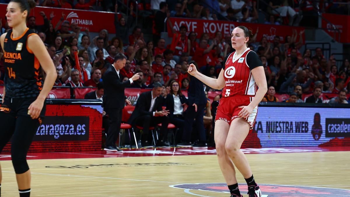 Hempe celebra uno de sus triples ante Valencia