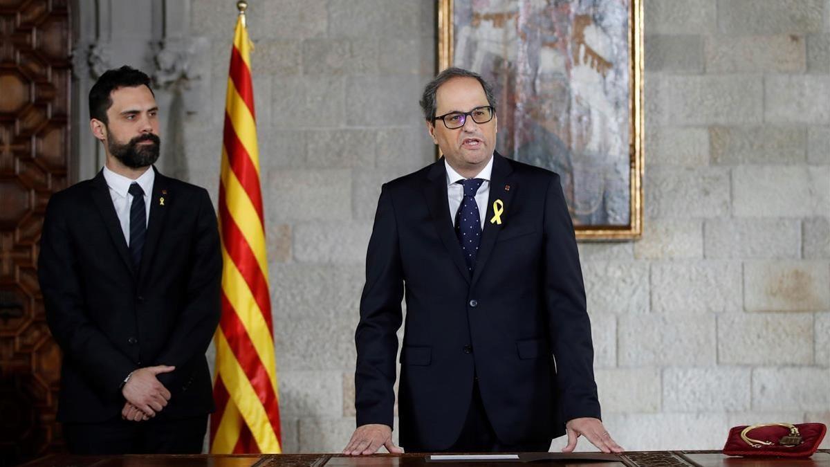 Quim Torra, acompañado del presidente del Parlament, durante la toma de posesión del cargo de President de la Generalitat.