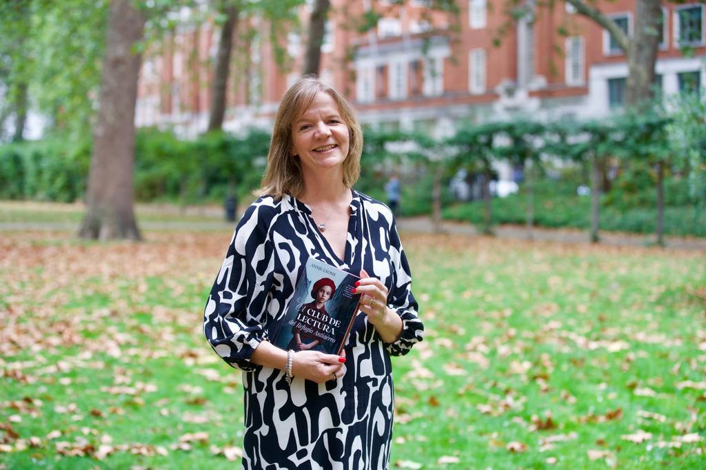 Annie Lyons posa con su libro 'El Club de Lectura del Refugio Antiaéreo'