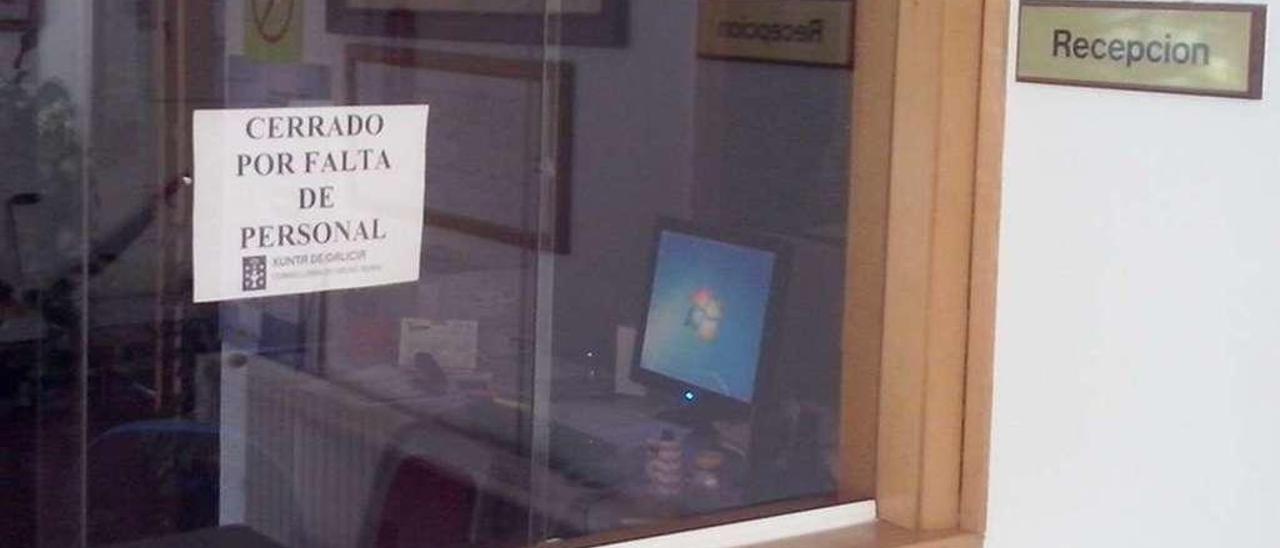 Un cartel de &quot;cerrado por falta de personal&quot;, en la secretaría de la escuela de capataces. // FdV