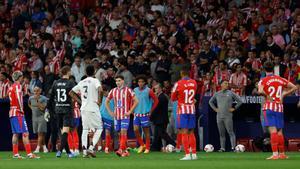 El derbi se paró durante unos minutos