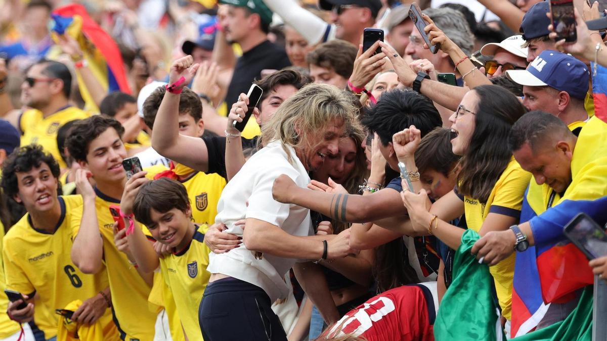 El exentrenador del Elche, Sebastián Beccacece, se abraza con la afición ecuatoriana tras ganar a Alemania.