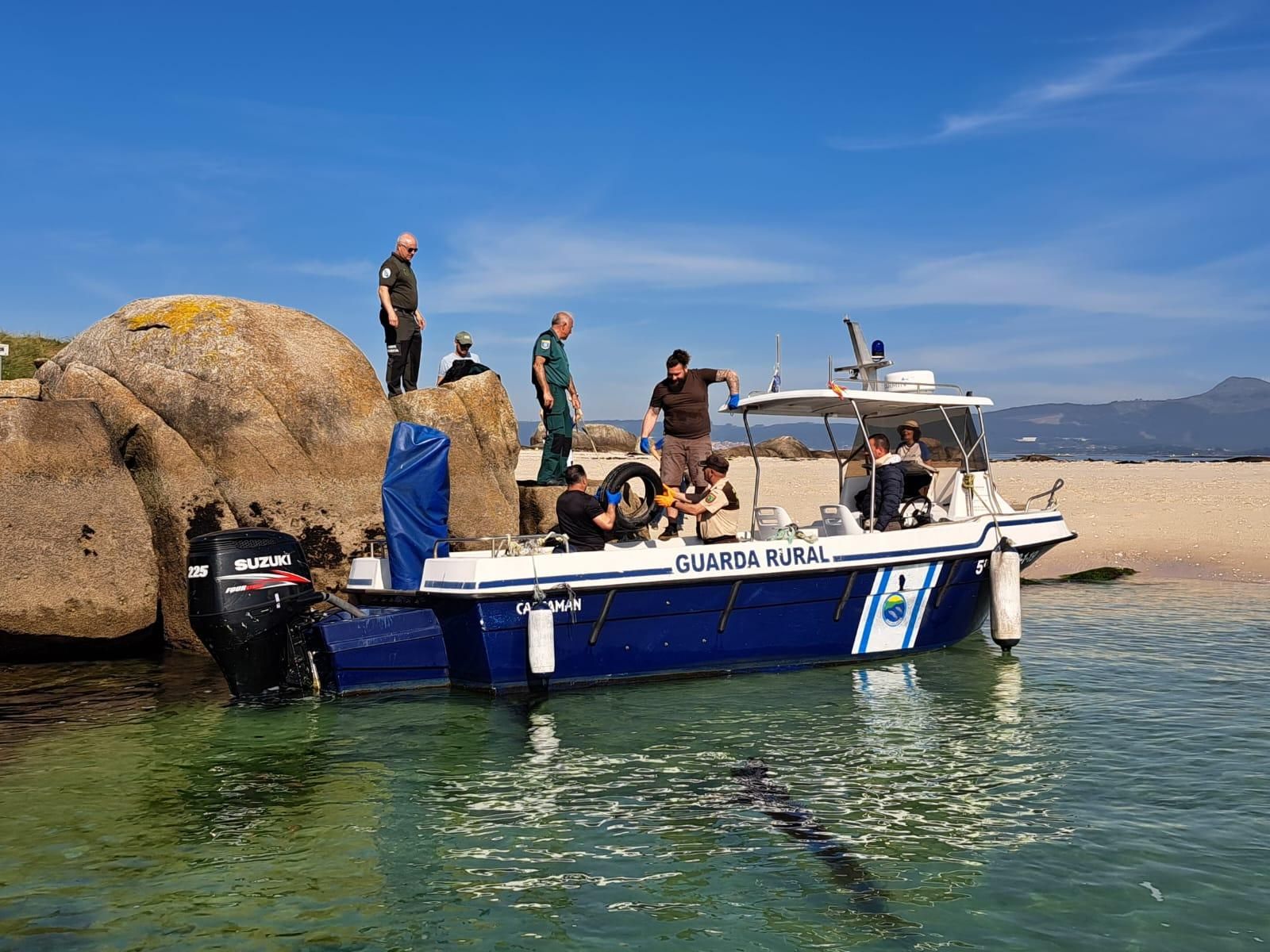 Los trabajos de eliminación de basura marina llevados a cabo por el programa Plancton en Guidoiros Areoso.