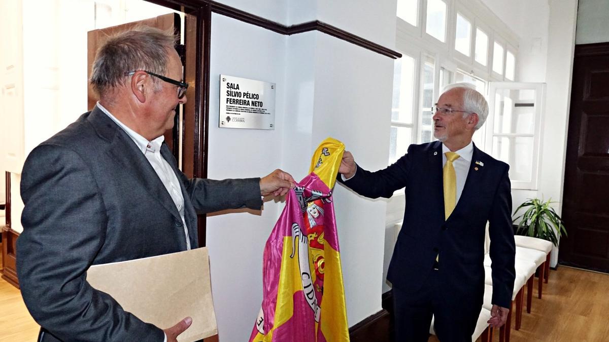 El concejal Christoph Strieder, a la izquierda, con la bandera de Coimbra.