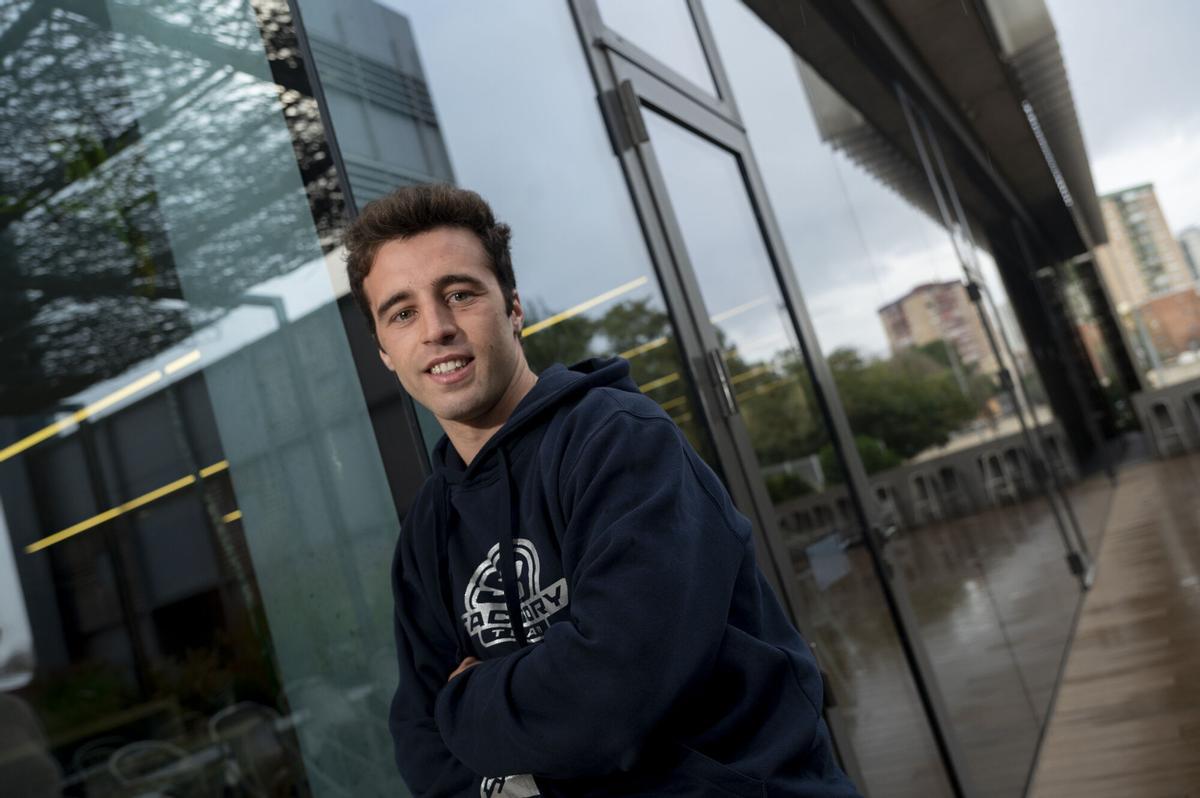 Arnau Lledó, debutante en categoría de motos en su primer rally Dakar, fotografiado en la sede de El Periódico.