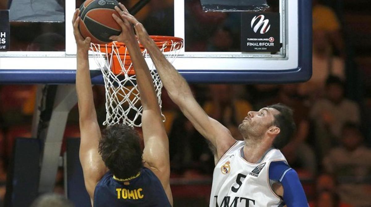 Rudy intenta fer un tap a Tomic.