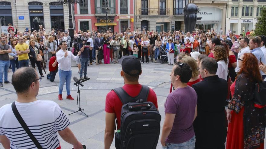 Así fue el espectacular flashmob con el que el coro de la Ópera de Oviedo sorprendió a los paseantes a las puertas del Campoamor