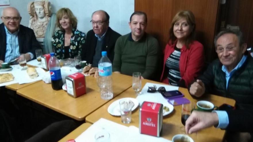 Una imagen del encuentro de Amigos del Villalobos hoy con los responsables de Amacmec