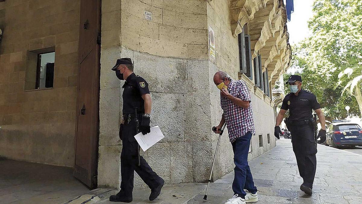 El hombre condenado, en julio pasado, a su llegada a la Audiencia de Palma para ser juzgado.