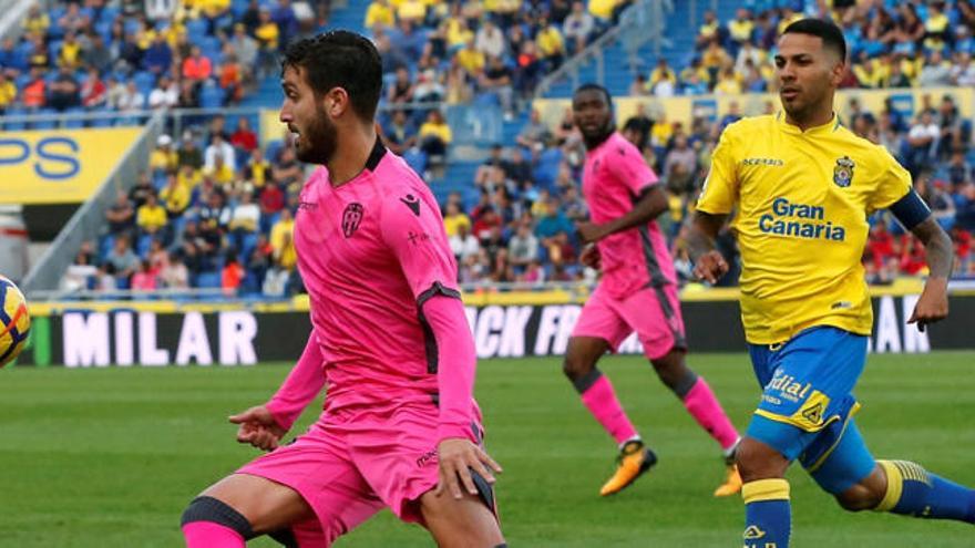 Campaña controla el balón ante Viera, de la UD Las Palmas.