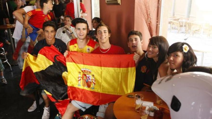 Aficionados malagueños en un céntrico bar de la capital.