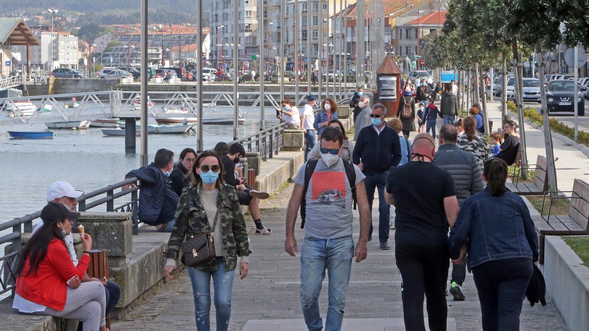 Gente paseando por Baiona.