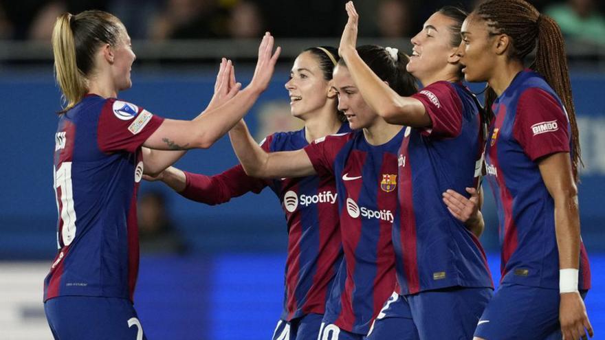Las jugadoras del Barcelona celebran uno de los goles.  | // EFE