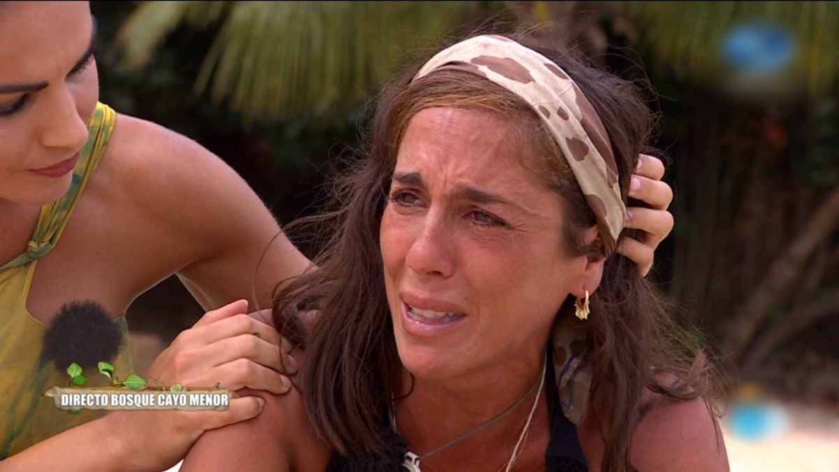 Anabel Pantoja llorando mientras es consolada por Lara Álvarez en 'Supervivientes 2022'