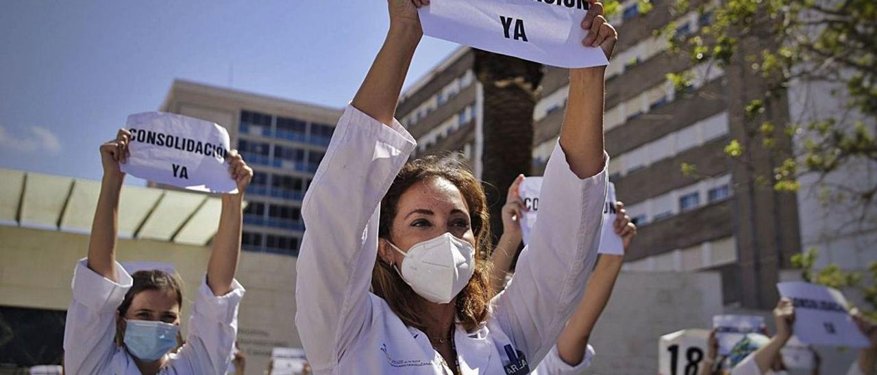 Los facultativos del Hospital Universitario de Canarias se manifiestan por la consolidación.