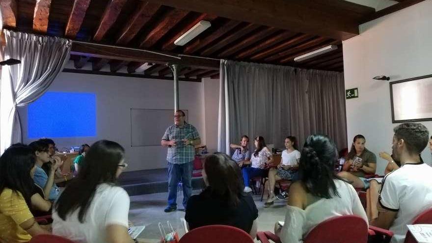 Santiago Barba explica a los alumnos las diferentes estrategias.