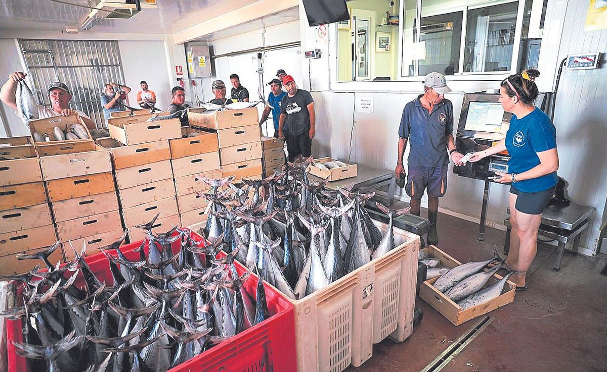 La almadraba dispone de lonja propia para la subasta del pescado.