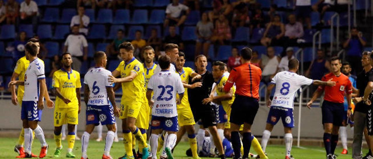 Imagen de la tangana que se produjo en el último derbi de la Copa Mahou el año pasado en el Rodríguez López.