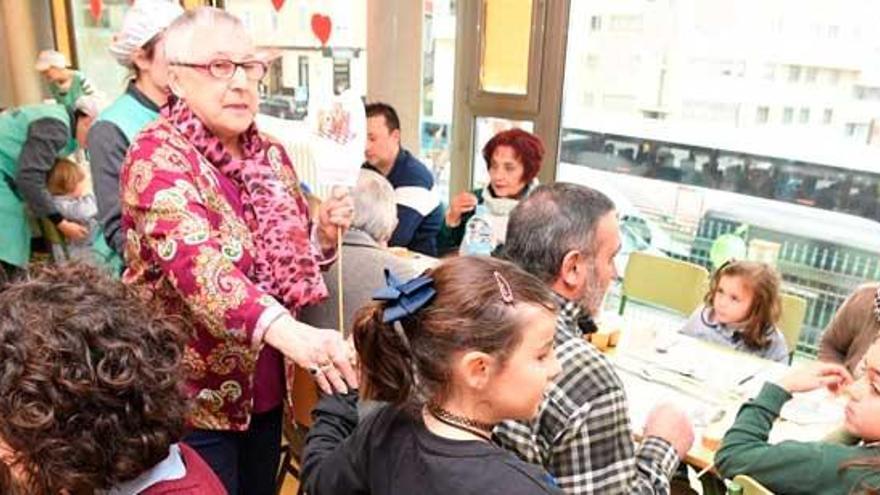 Actividad de comedor entre pequeños y mayores en Zalaeta.