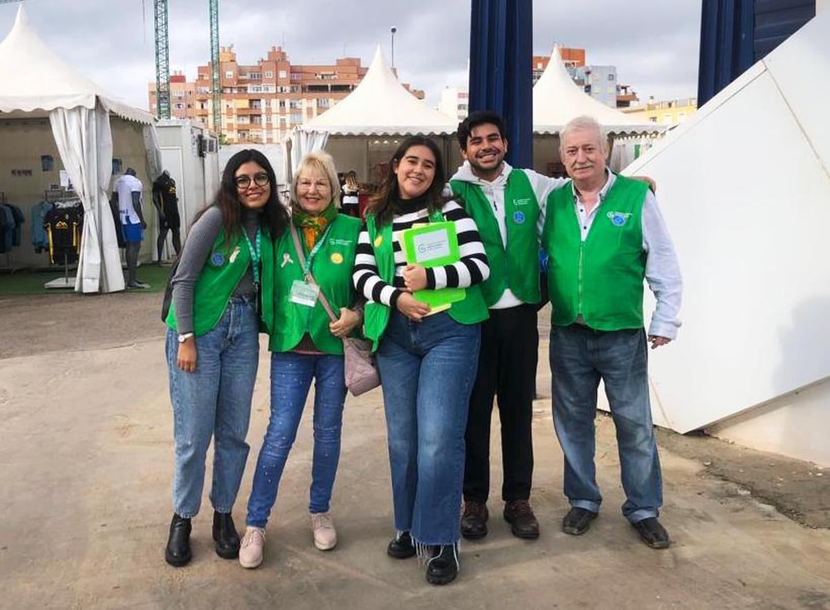 Voluntarios de la AECC en el Estadio Balear