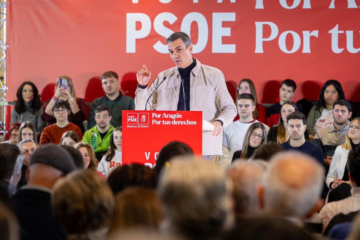 En imágenes I Pedro Sánchez arropa a Pilar Alegría en el mitin de Huesca