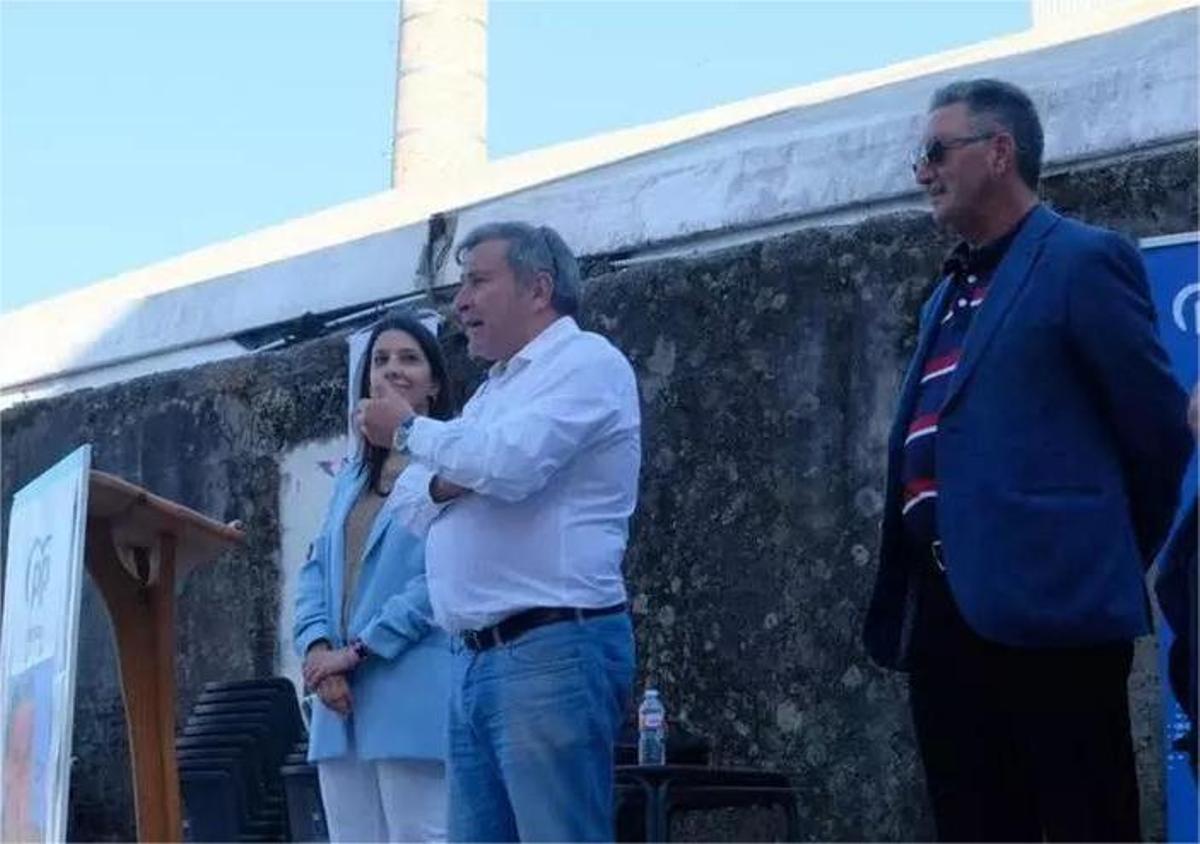 El exalcalde Manuel Ruiz, centro, junto a la actual alcaldesa, María Sampedro, el 18 de mayo de 2023 ante la nave de Cerqueira, donde presentó su proyecto para el inmueble.