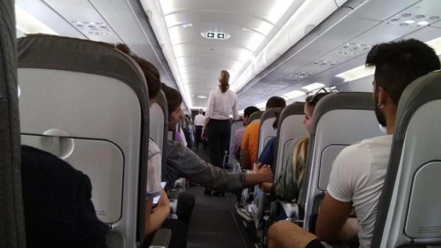 Escándalo en un vuelo a Canarias:  Prohibido de por vida subir a un avión tras ponerse agresivo, estar borracho y orinar en la cabina