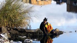 Una niña juega en el sucio río de la capital de Madagascar.