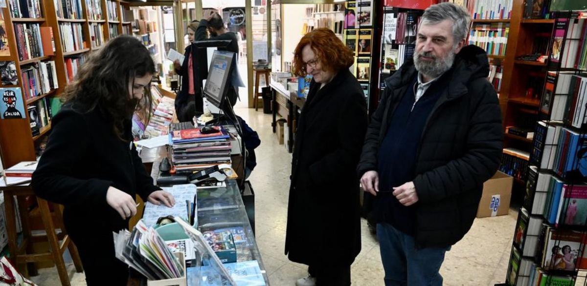 Raquel envuelve
un libro para
regalo.
| Rafa Vázquez