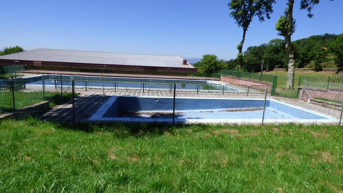Instalaciones de la piscina de San Roque de Tineo.