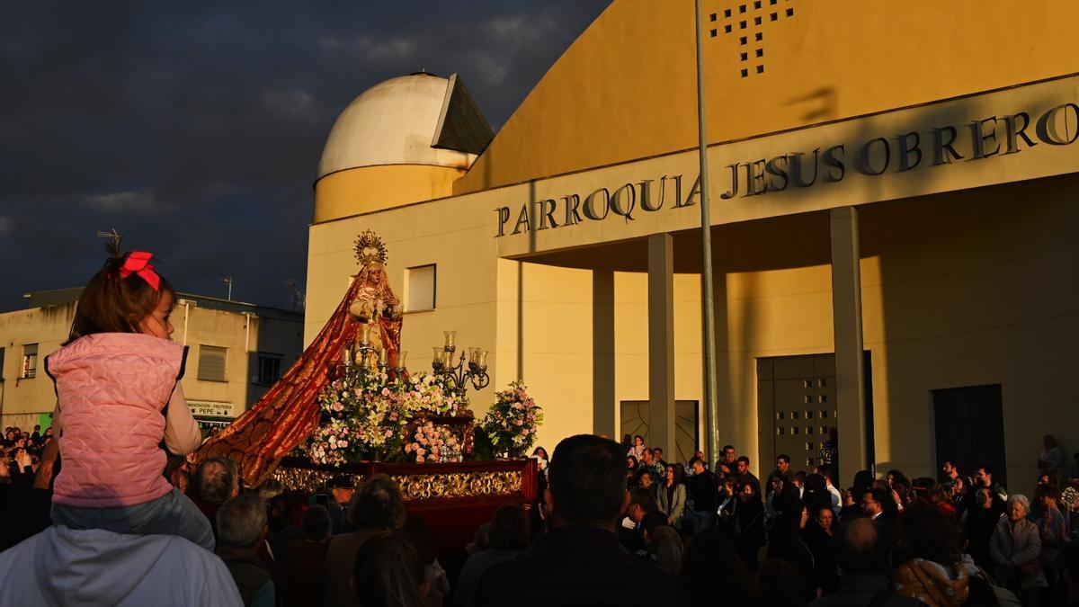 Dulce Nombre de María, a la salida de la iglesia de Jesús Obrero.