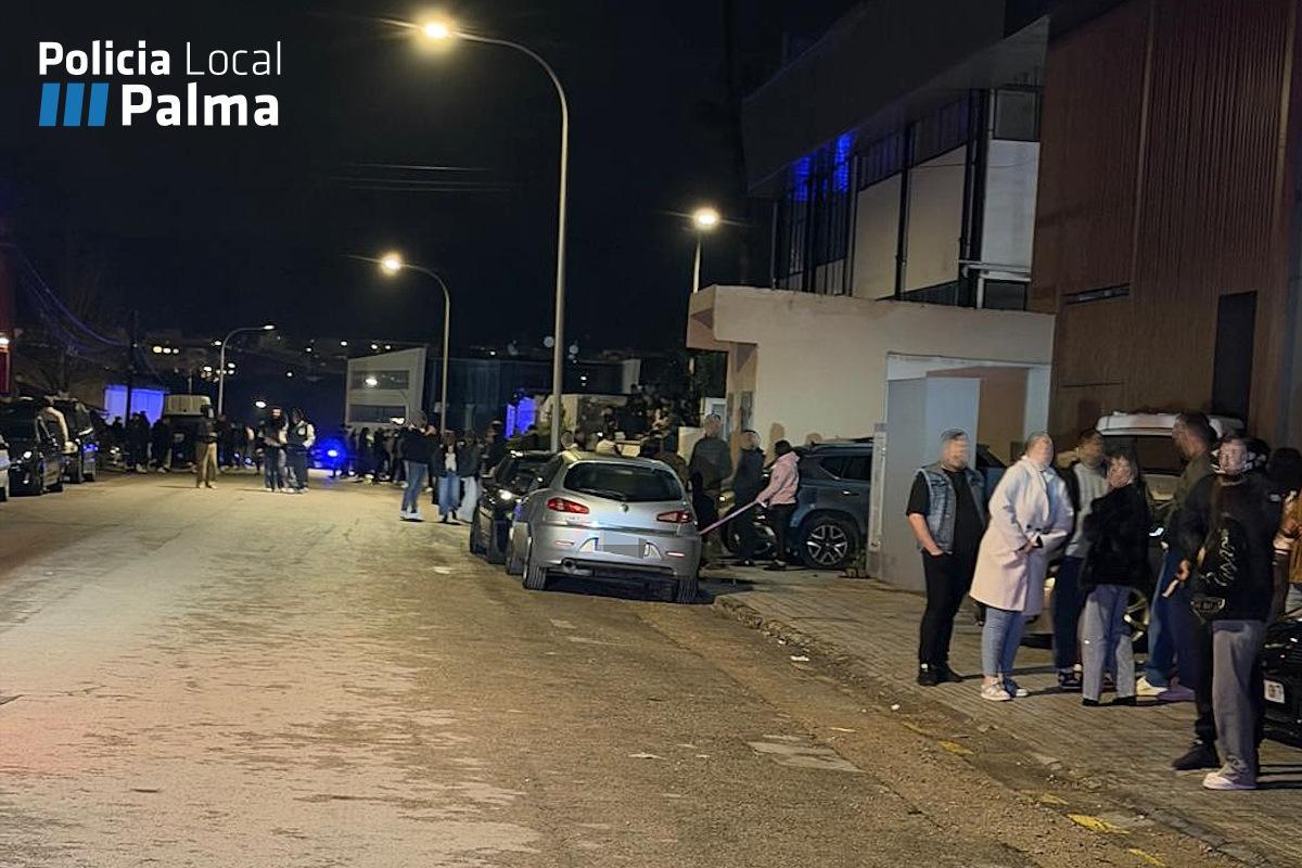 Personas y coches concentrados en una calle de Can Valero.