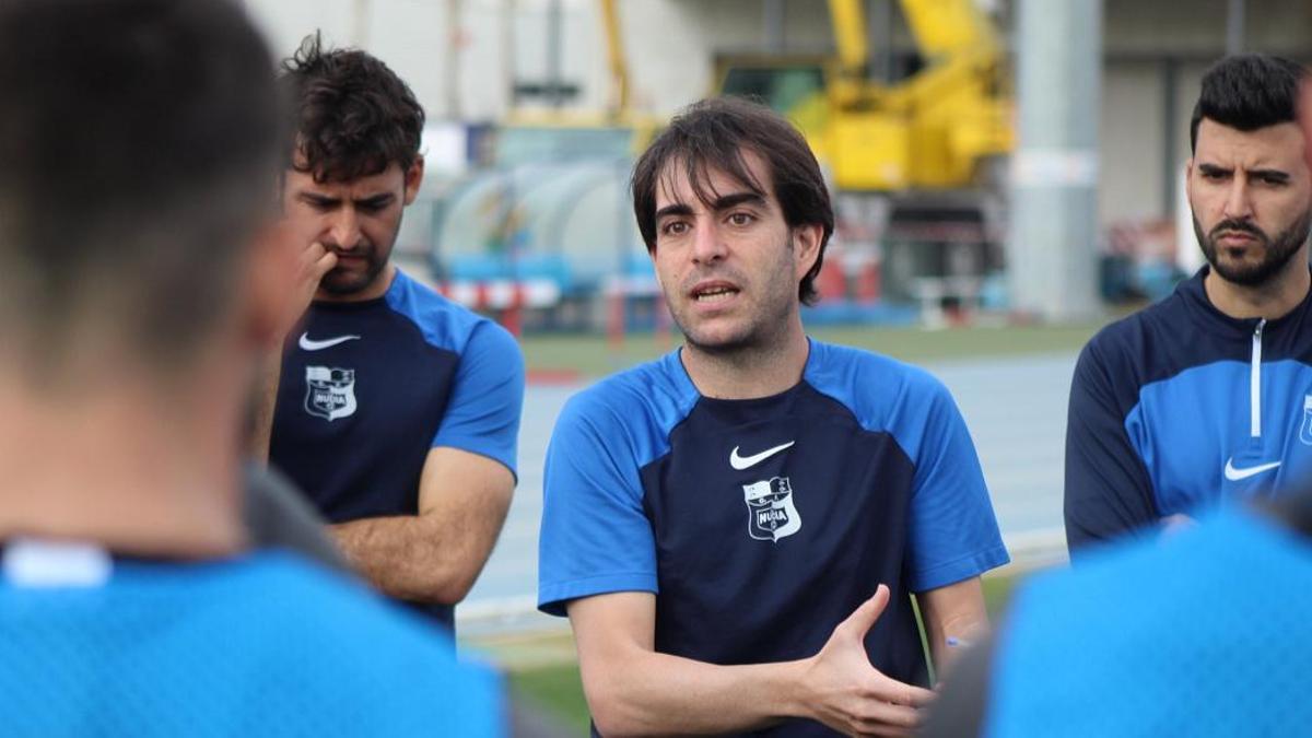 Mario Cartagena da una charla técnica a sus jugadores durante un entrenamiento