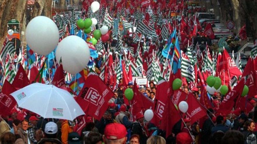 Miles de personas salen a la calle en Roma para protestar contra el desempleo