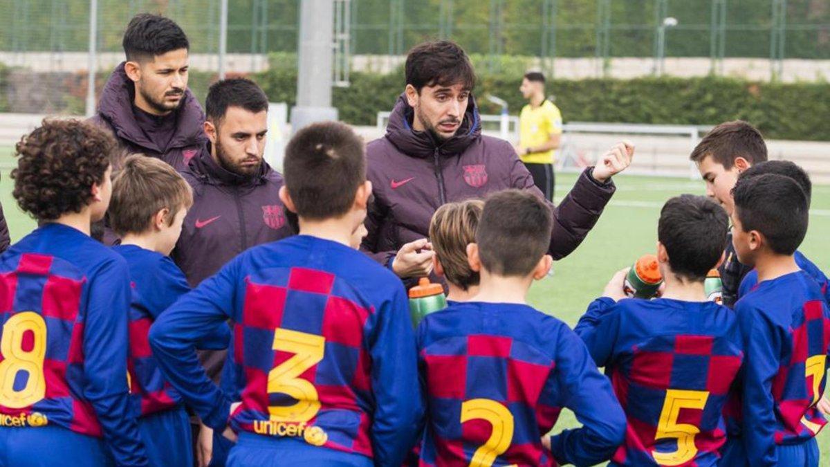 Pau Moral junto a los jugadores del Alevín D esta temporada