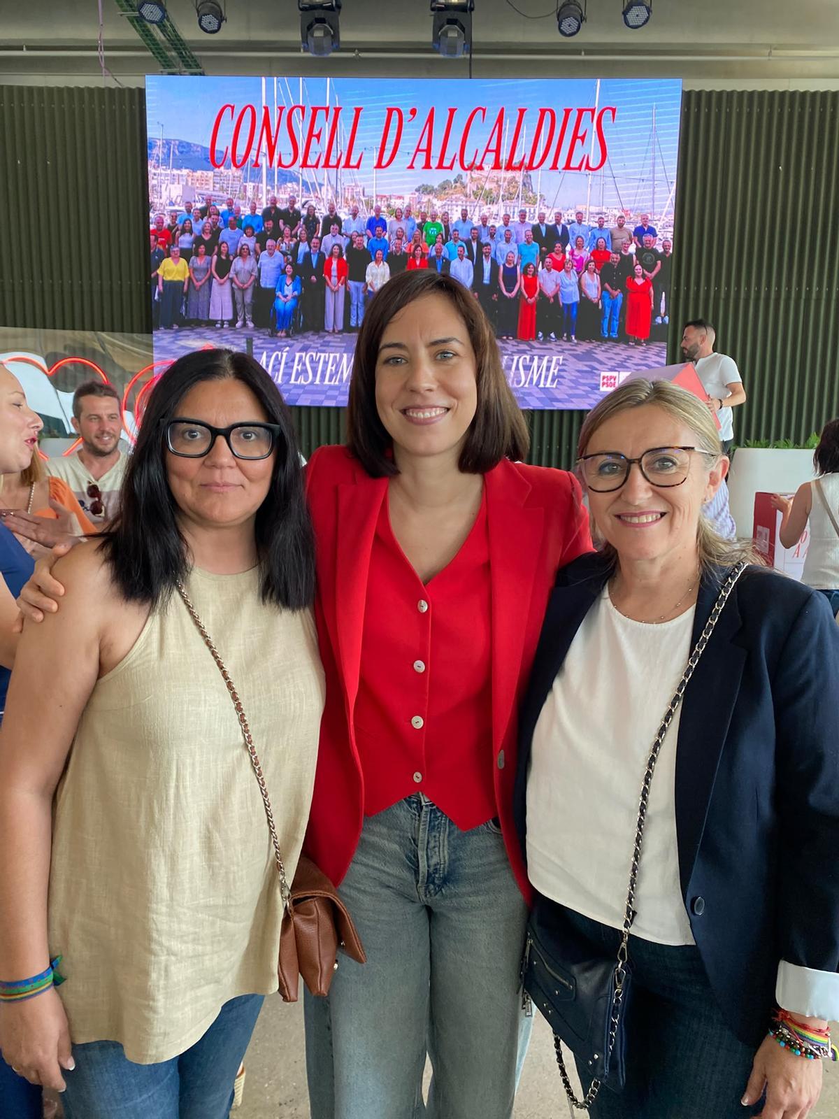 Diana Morant, entre la concejala Noelia Hernán y la portavoz Asun París