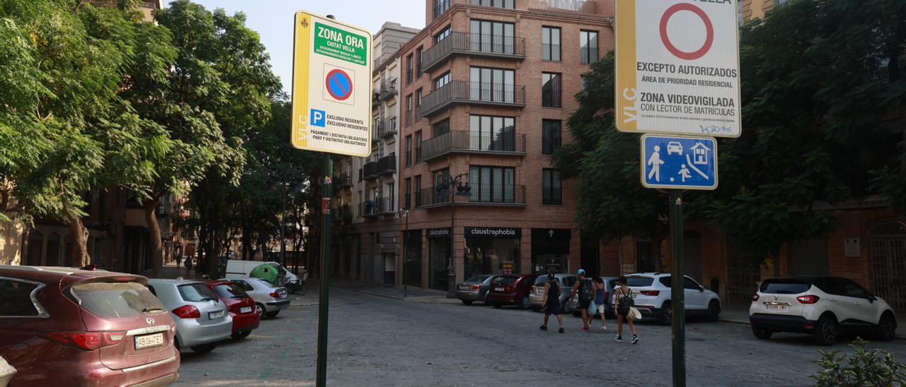 Señales de la APR de Ciutat Vella ubicadas en la plaça Portal Nou.