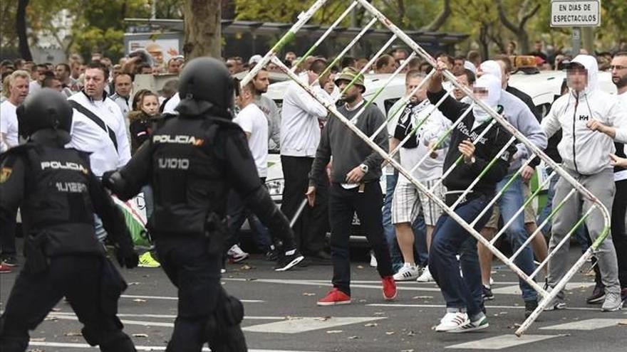 Las imágenes del bochornoso espectáculo de los hinchas polacos en Madrid