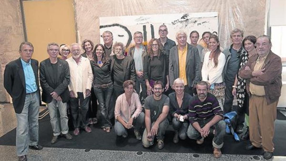 Los artistas de 'Blanc sobre blanc' con el director y la presentadora de la serie, ayer, en el Convent dels Àngels.