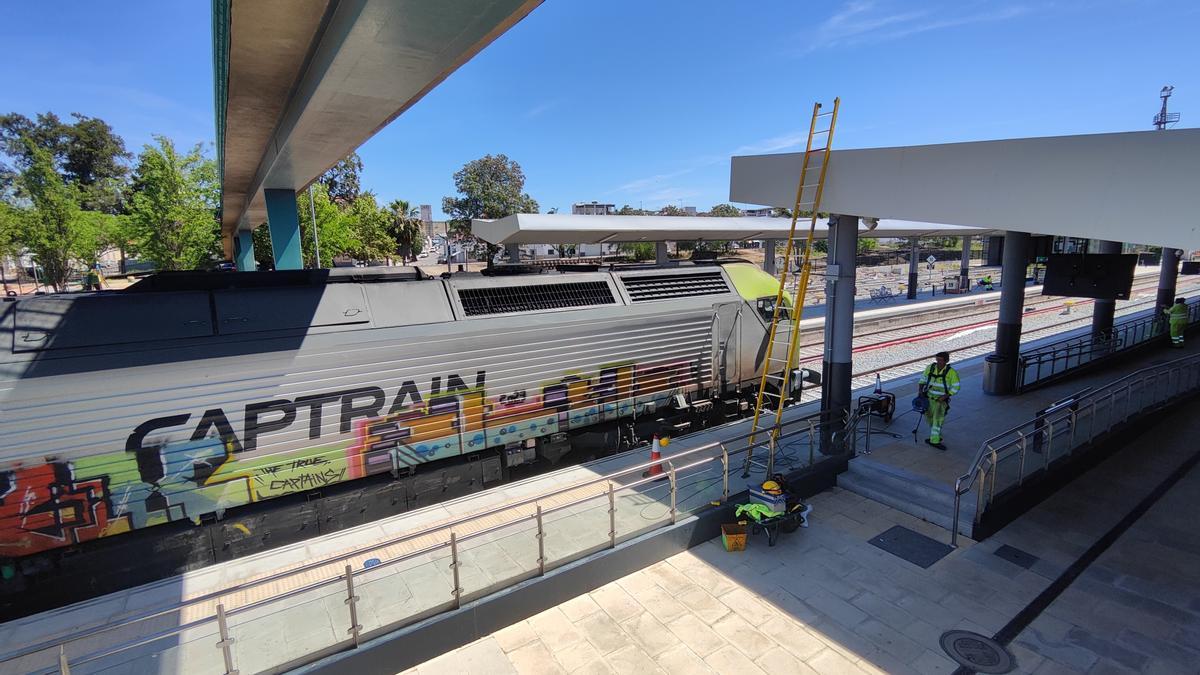 Un tren circula por las vías recién reparadas.