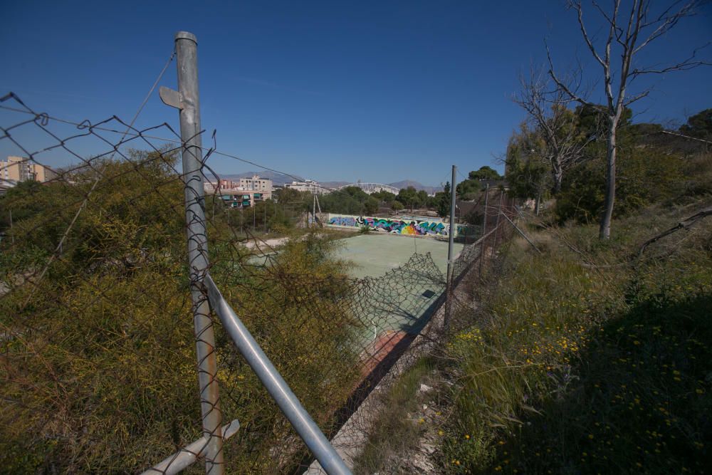 Instalaciones deportivas abandonadas en el Tossal