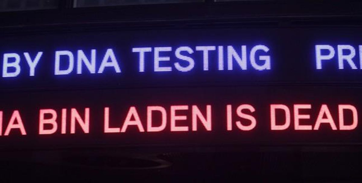 La notícia de la mort de Bin Laden apareix en un panell informatiu electrònic, a Time’s Square, Nova York.