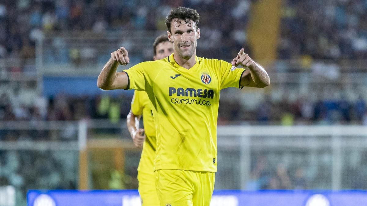 Pedraza, autor de un doblete, celebra uno de los goles.