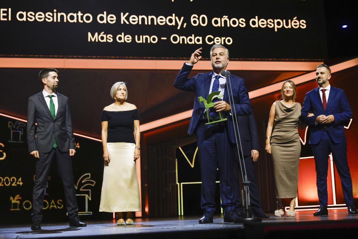 FOTOS | Gala de los Premios Ondas 2024. En la foto, el periodista Carlos Alsina y los miembros del programa El asesinato de Kennedy, 60 años después (Onda Cero) recogen el Premio Ondas Nacional de Radio a la mejor programación especial (Ex aequo) FOTOS | Gala de los Premios Ondas 2024. En la foto, el periodista Carlos Alsina y los miembros del programa El asesinato de Kennedy, 60 años después (Onda Cero) recogen el Premio Ondas Nacional de Radio a la mejor programación especial (Ex aequo)