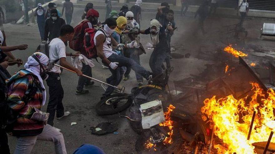 Tres nuevas muertes en otra noche de protestas en Venezuela