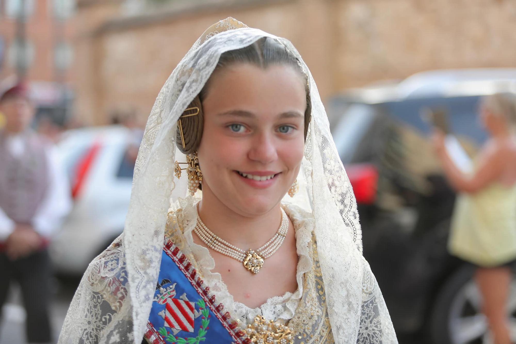 Nerea y la corte infantil acompañan a la Virgen de los Desamparados de l'Horta