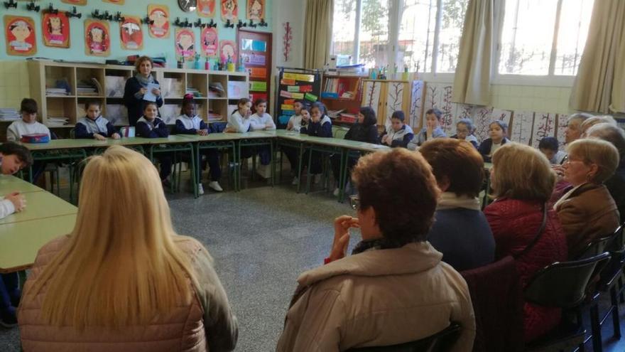 Los abuelos de los alumnos pasan el día en el colegio Nuestra Señora de la Consolación de Palma